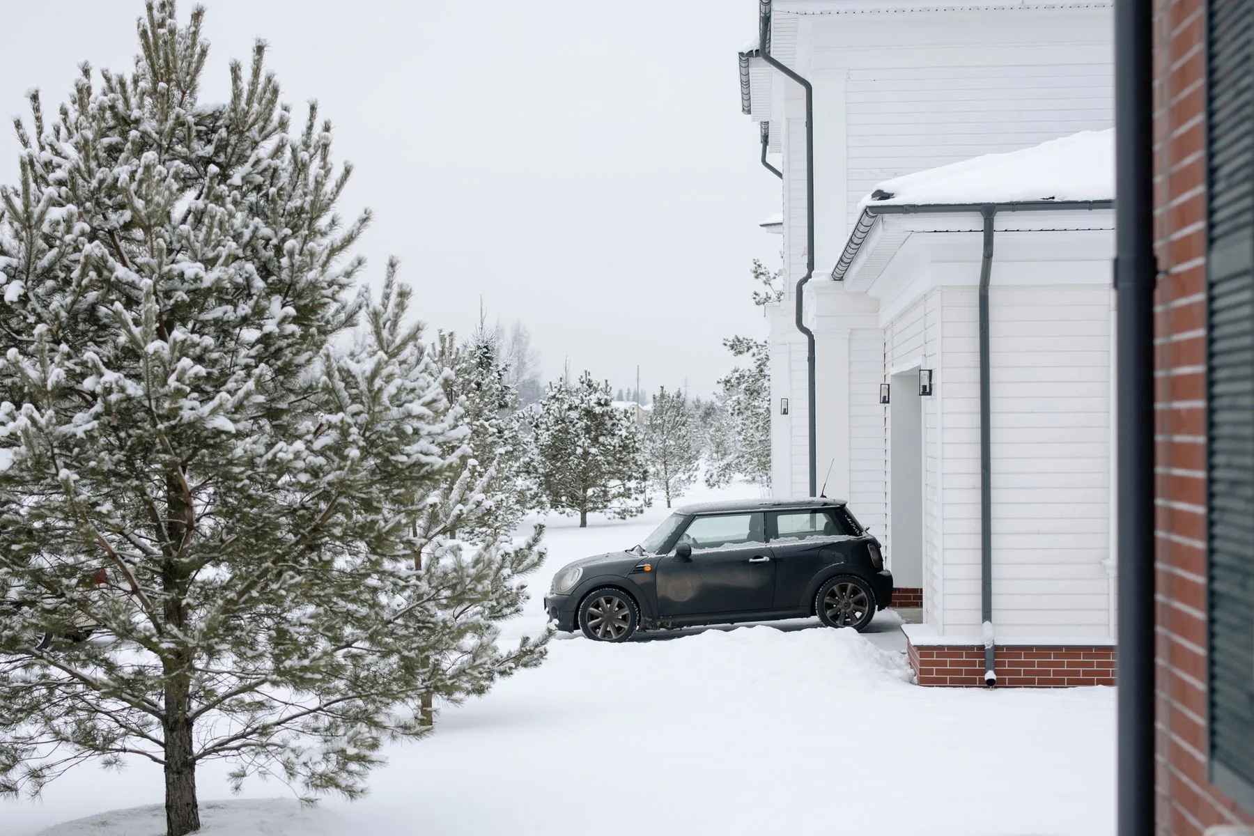 Entrée résidentielle enneigée devant une maison — photo d’illustration